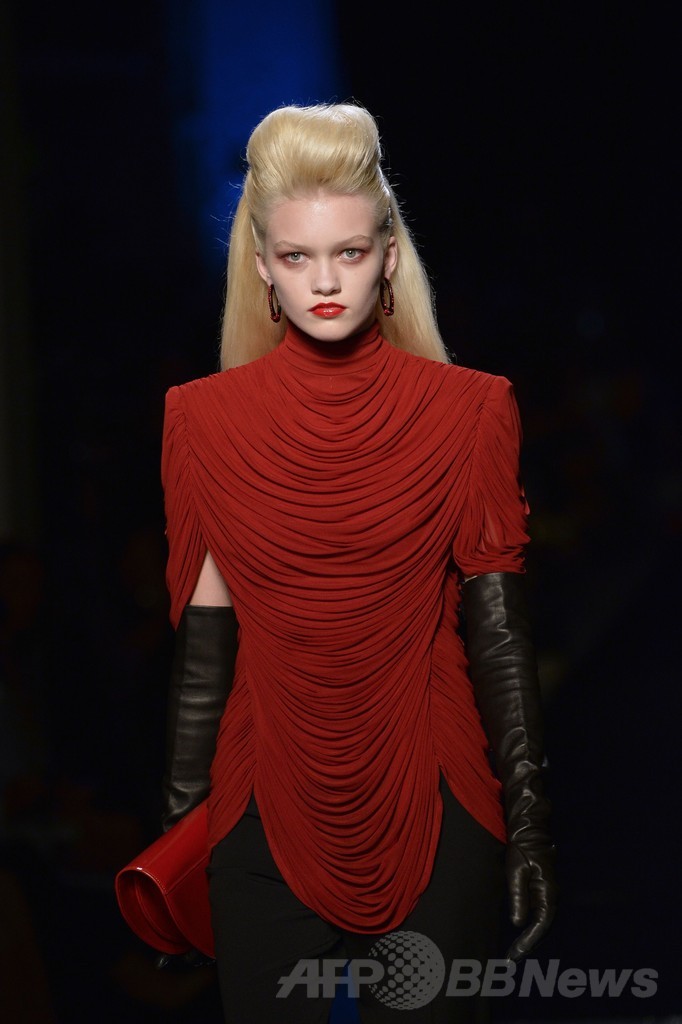 「ひげ面の女装歌手」も登場、J.P.ゴルチエ14/15年秋冬オートクチュール