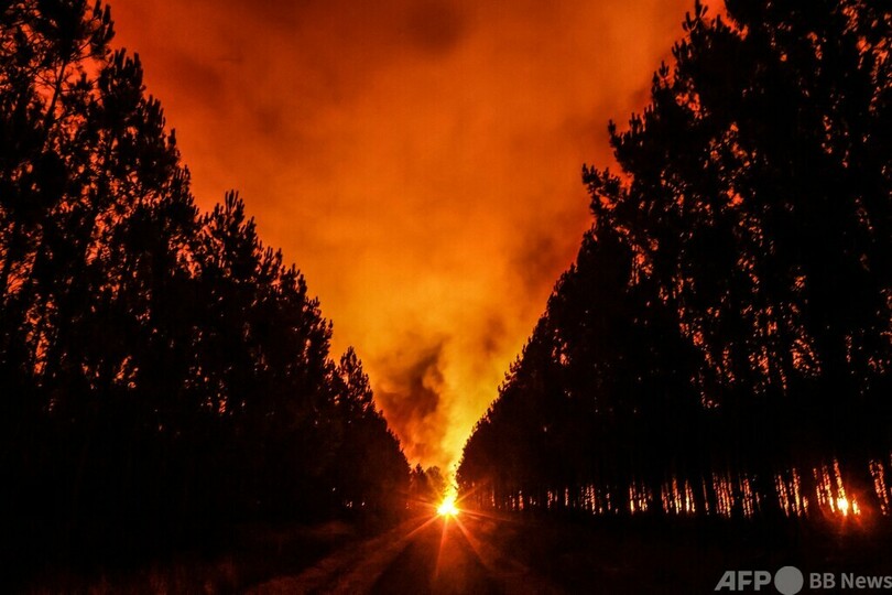 仏南西部で大規模な山火事、警戒続く
