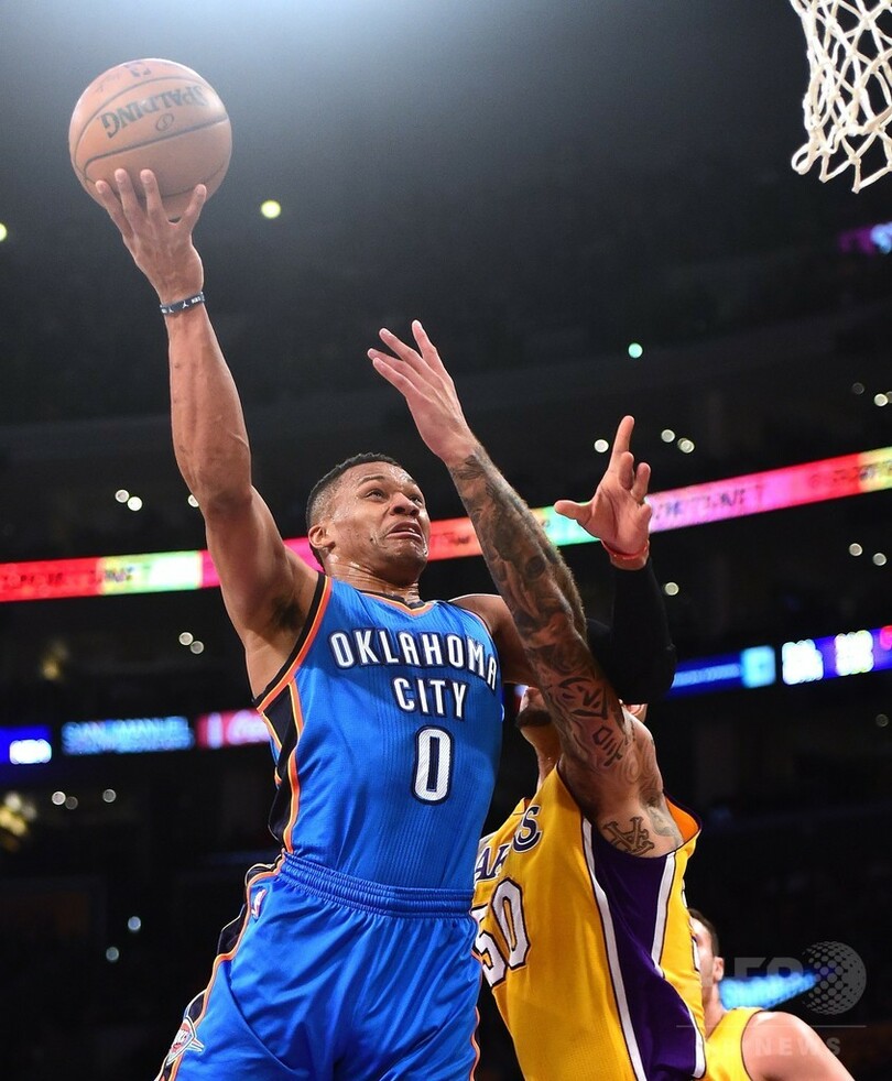 サンダーがレイカーズに圧勝、ウォリアーズは大一番に弾み