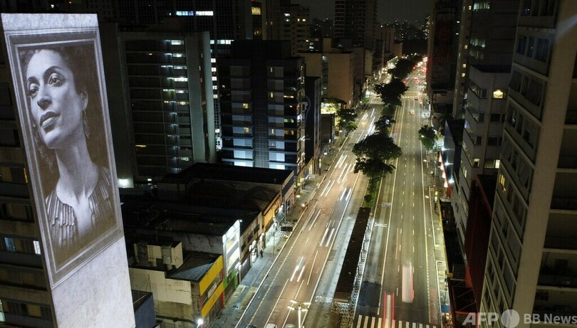 【今日の1枚】故人の写真を投影、「正義」の実現願う ブラジル