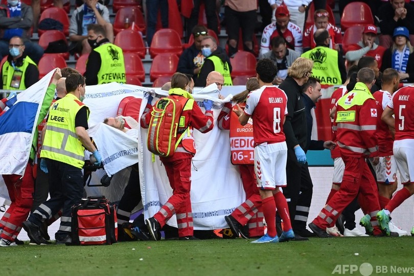 デンマークのエリクセン、試合中に突然倒れる「意識はあり」 欧州選手権