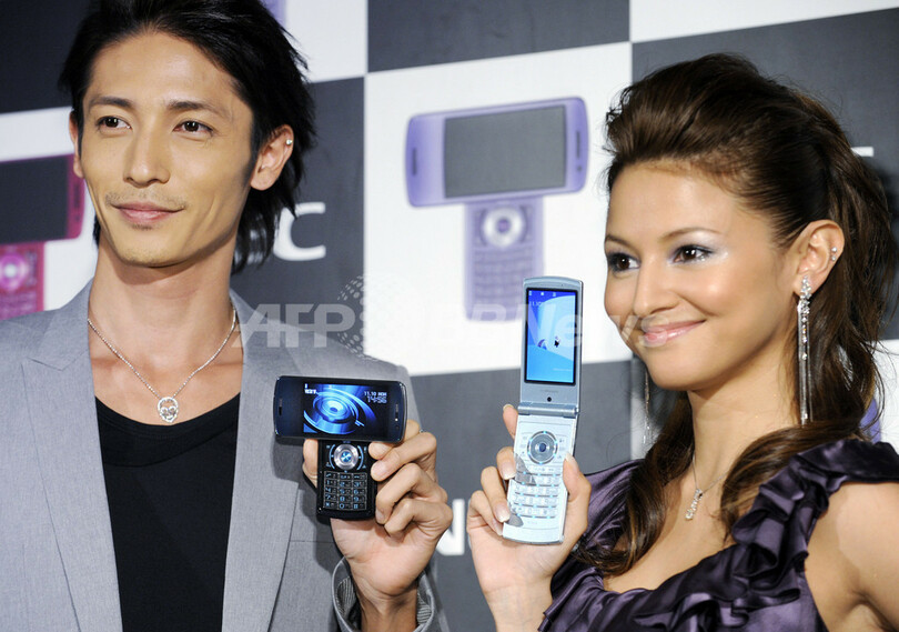 仏巨匠パティシエP・エルメ氏デザイン監修の携帯端末、NECが発表