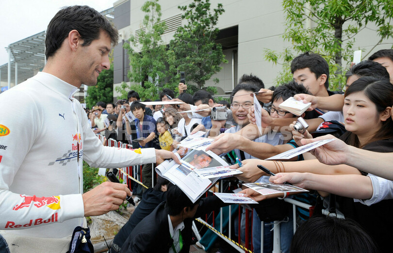 レッドブルがショッピングモールでデモ走行