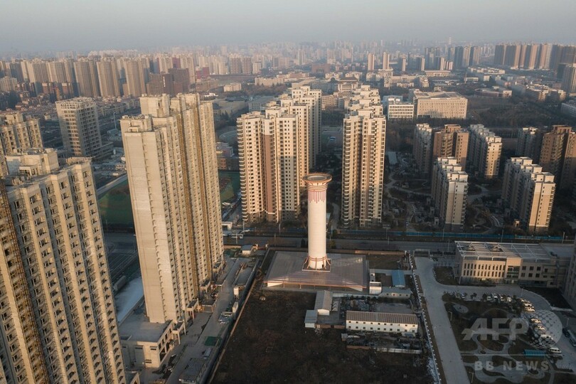大気汚染対策の新兵器？ 煙突似の巨大空気清浄装置、中国で設置 