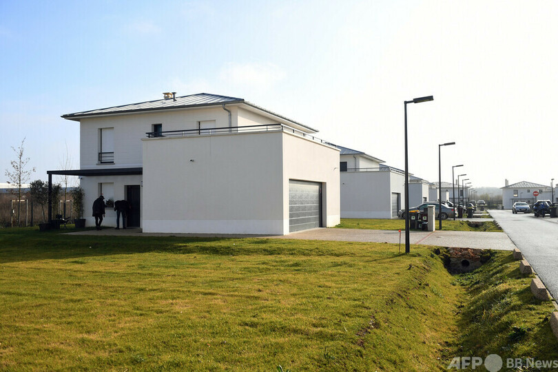 スーツケースに10歳少年の遺体、母親を拘束 フランス