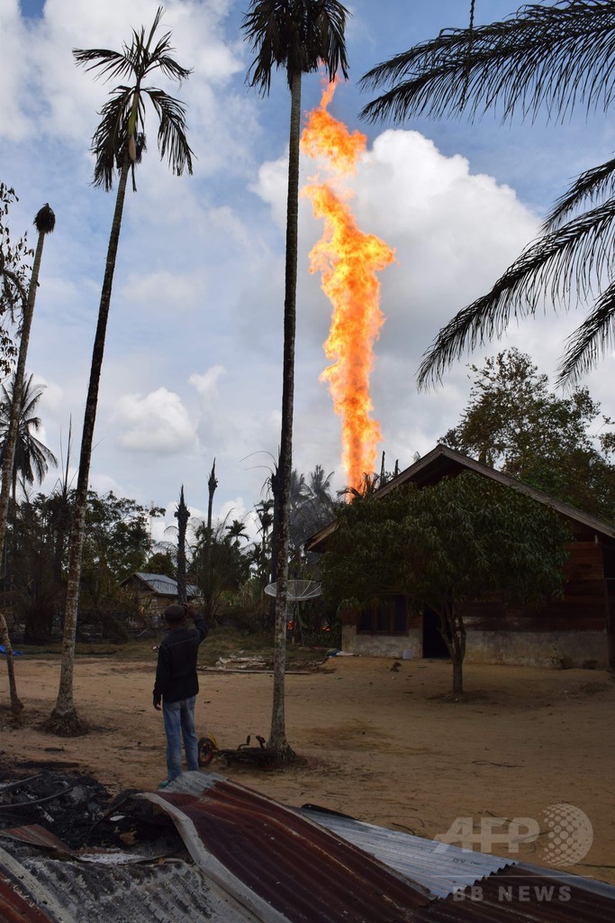インドネシアの違法油井火災、死者15人に