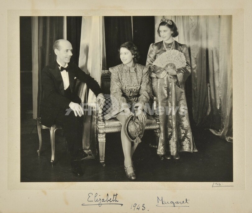 脚もあらわに演劇披露、10代のエリザベス英女王の写真が競売に