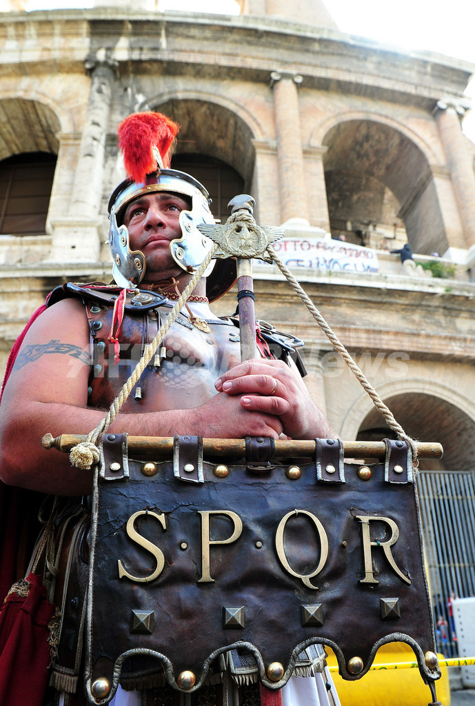 仮装「センチュリオン」、デモでコロッセオを占拠 伊ローマ