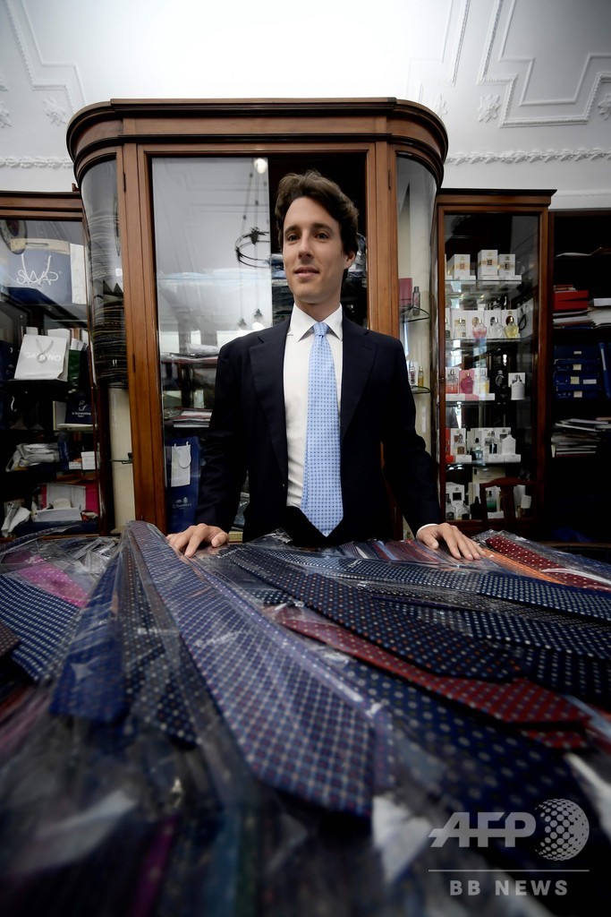 南イタリアの老舗が手縫いで仕立てる英国流ネクタイ