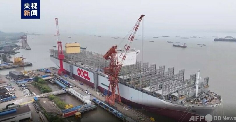 世界最大の超大型コンテナ船が中国江蘇省で進水