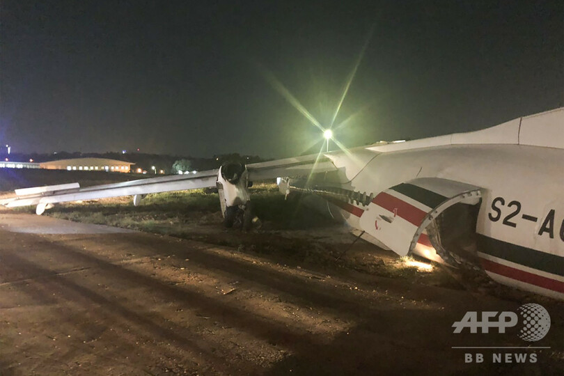 バングラ機が滑走路外れ大破、11人負傷 ミャンマー空港