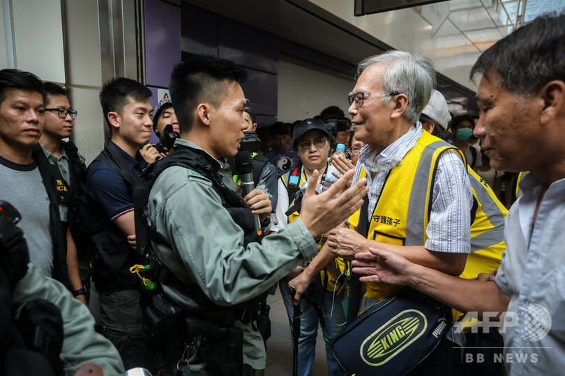 つえを手にデモ隊を守る、香港の「おじいさん」たち【再掲】