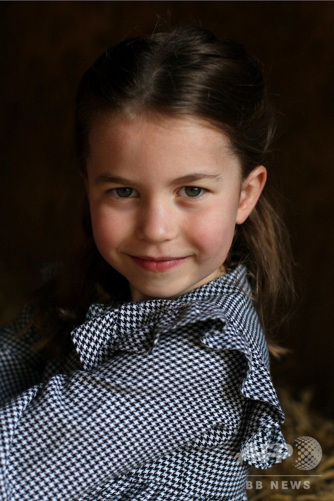 シャーロット王女が5歳に 高齢者に食料届ける写真公開