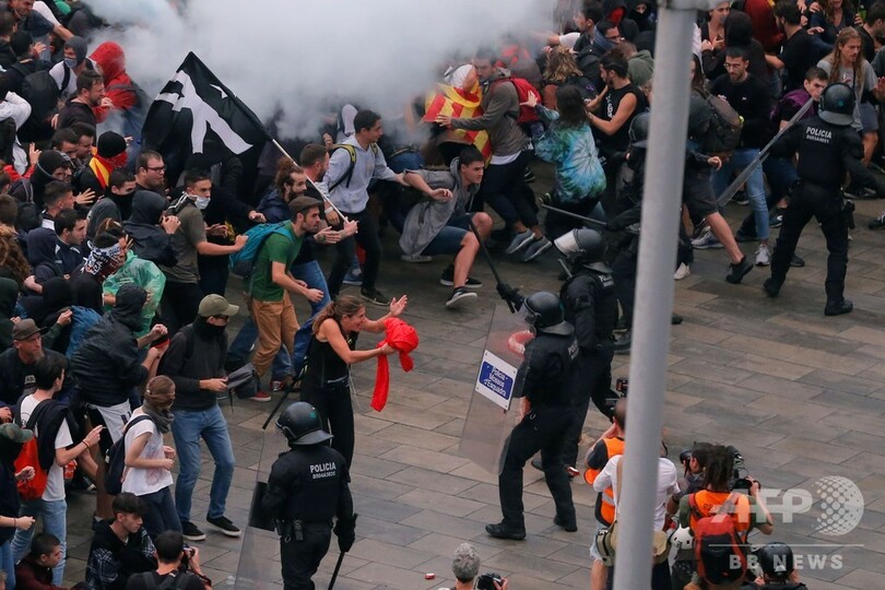 カタルーニャ独立派幹部に長期禁錮刑 バルセロナで抗議デモ