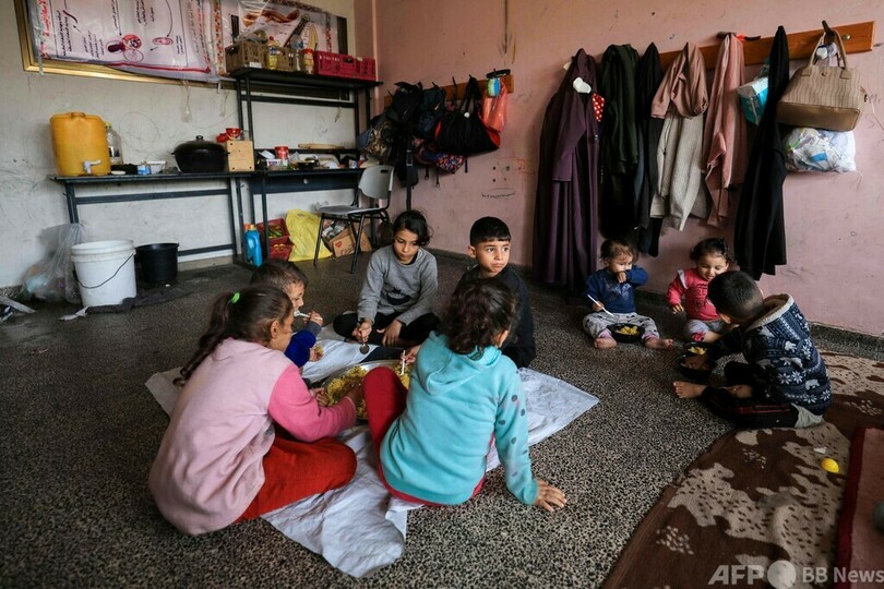 ガザ避難先で四つ子出産、疲弊する両親