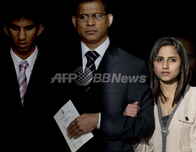 偽電話応対で死亡の看護師、ロンドンで追悼ミサ