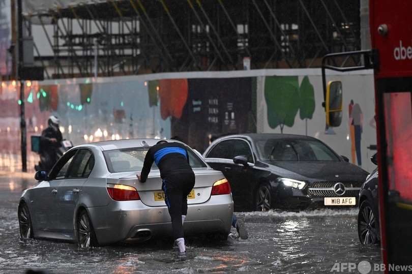 英ロンドン各地で豪雨、道路冠水 2階建てバスも立ち往生