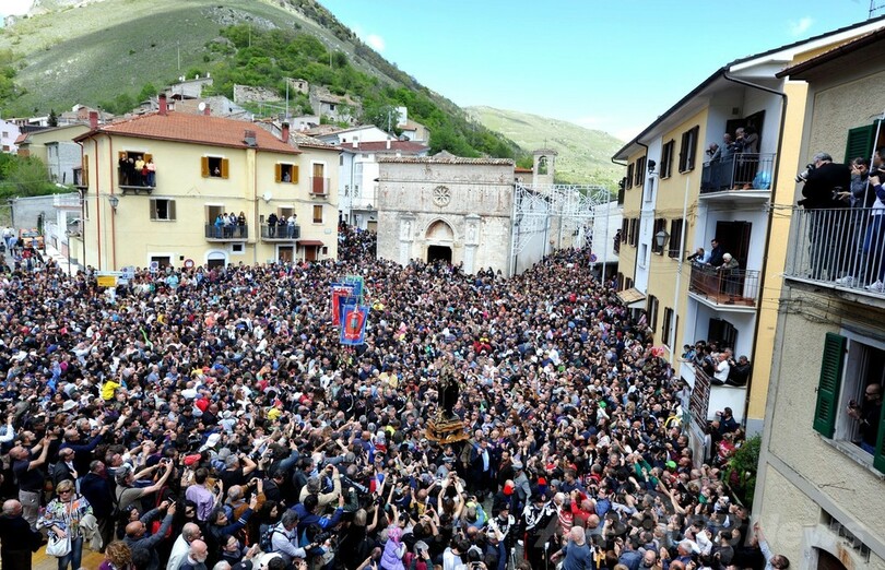 「ヘビの聖人」が街を行進、伊コクッロの伝統祭