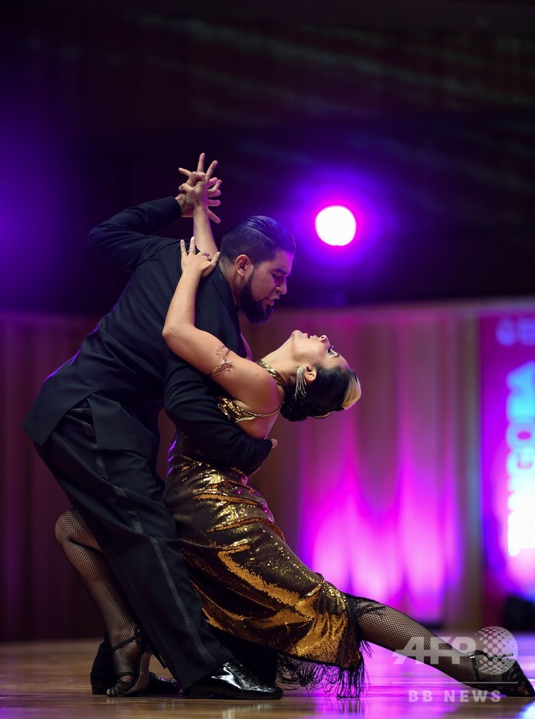 世界タンゴ選手権に99歳で出場 観客から喝采