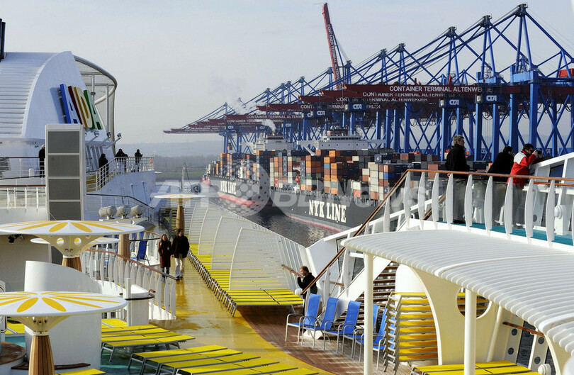 独新型豪華客船「アイーダベラ」、初航海に備え試験航行