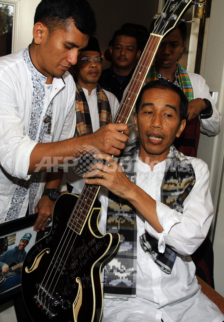 「メタリカ」から贈られたベース、テレビで披露したら汚職審査対象に