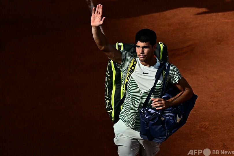 ジョコが7度目の全仏OP決勝進出 アルカラスはけいれんで力尽きる