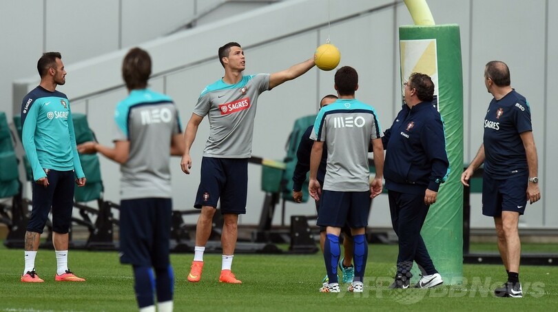 ポルトガル代表、ロナウド気遣いながらトレーニング開始