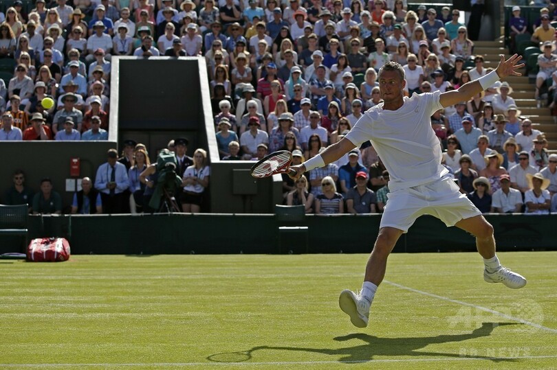 ヒューイットは1回戦敗退、最後のウィンブルドンで涙をこらえる