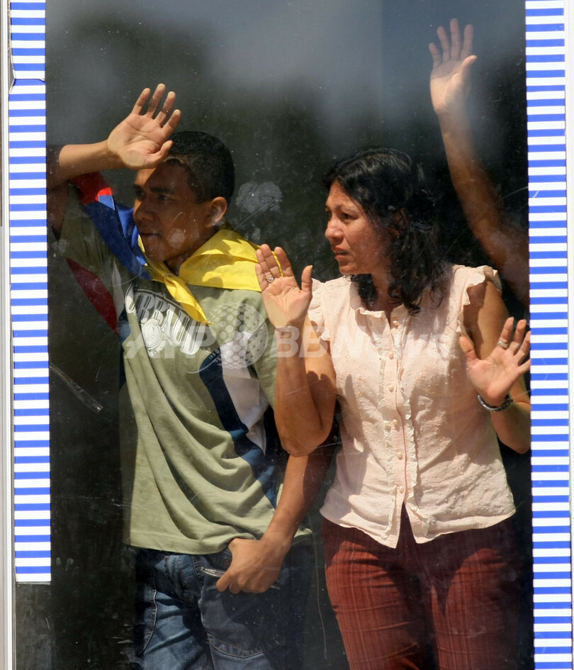 ベネズエラの銀行立てこもり、犯人グループが5人の人質と救急車で逃走