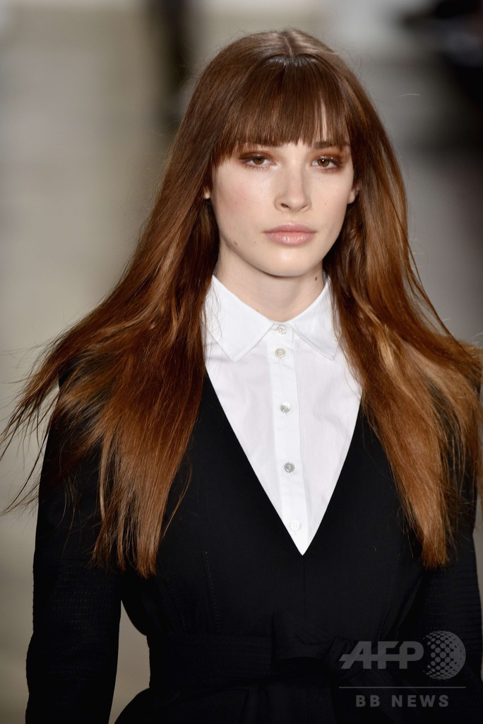 モノトーンにピンクや赤を織り交ぜて、「マリッサ・ウェッブ」15/16年秋冬