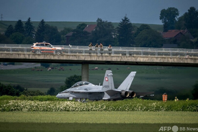 スイス空軍、高速道路で離着陸演習
