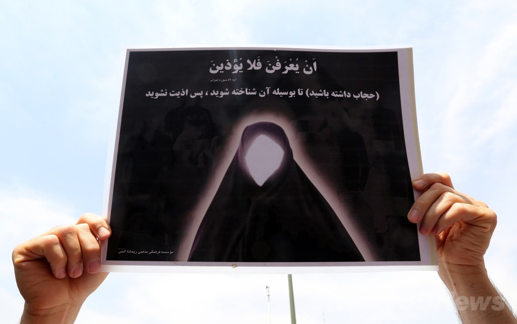 イスラムのスカーフ脱ぎ捨てたイラン女性たち、ネットに写真続々 イスラムのスカーフ脱ぎ捨てたイラン女性たち、ネットに写真続々