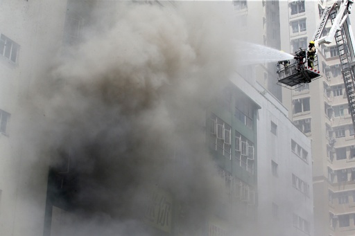 香港で異例の大規模火災、消防士2人殉職 写真8枚 国際ニュース：AFPBB News