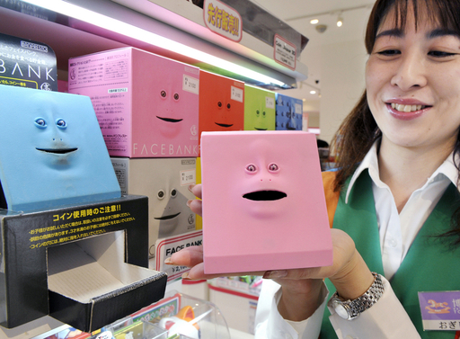 リアルな動きで硬貨をパクパク、人気の顔型貯金箱に新製品 写真2枚