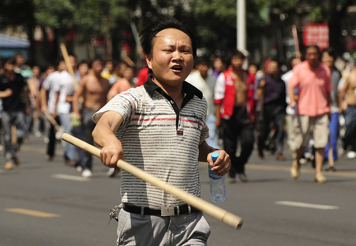 ウイグル暴動、漢民族1万人が「復讐」訴えデモ行進 写真14枚 国際ニュース：AFPBB News