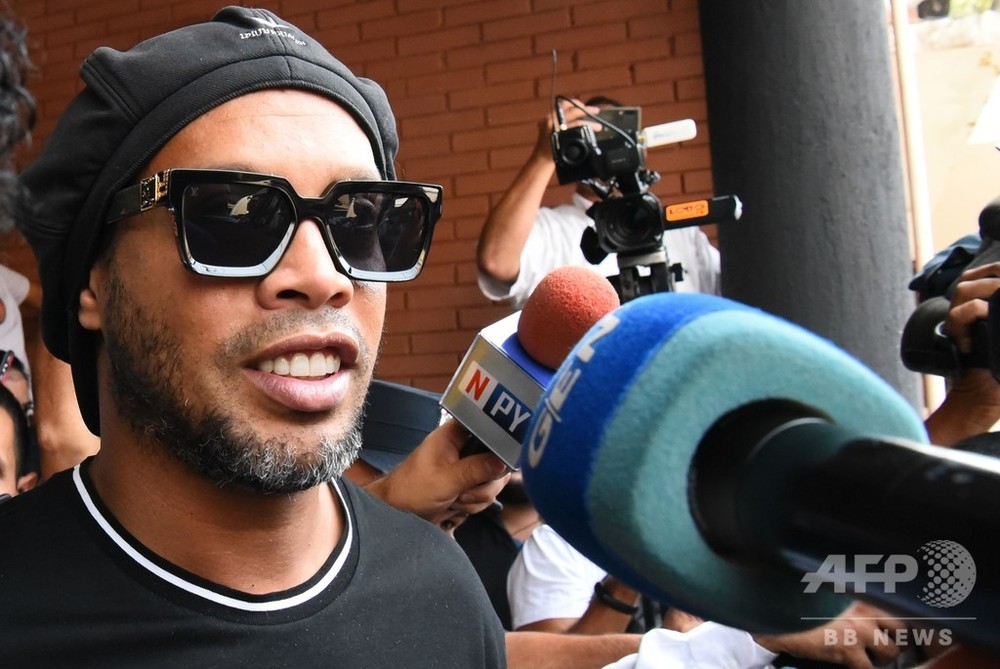 ロナウジーニョ氏が偽造旅券を使用か、弁護士は疑惑否定 写真4枚 国際