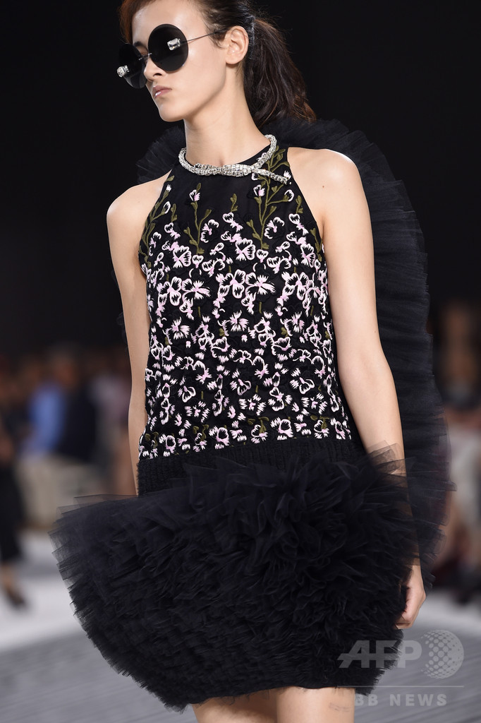 夢を運ぶロマンティックなドレス、「ジャンヴァティスタ・ヴァリ」15/16年秋冬オートクチュール