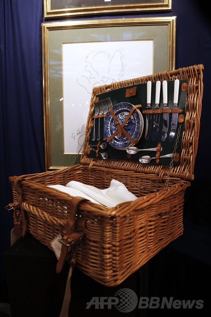 「ルイ・ヴィトン」の限定スーツケースなど約1000点がオークションに