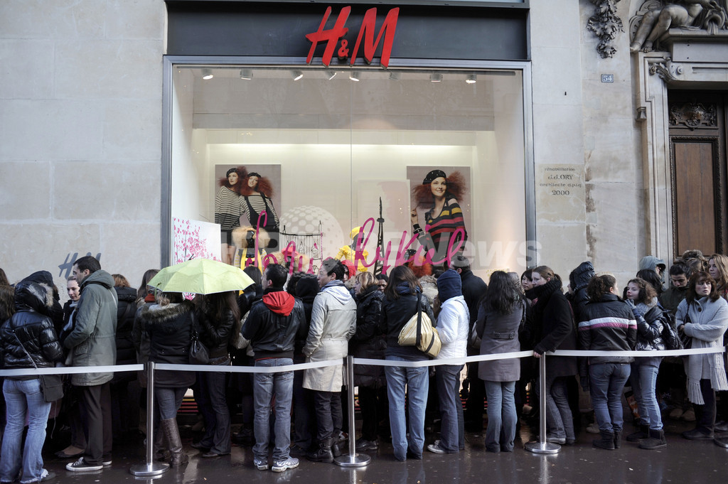 H&Mとソニア・リキエルのコラボウェア発売開始、パリに長蛇の列