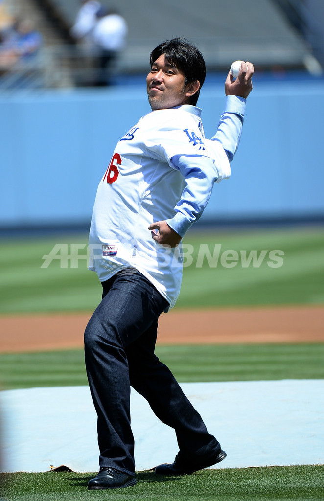 野茂英雄氏がドジャースタジアムで始球式 写真7枚 ファッション