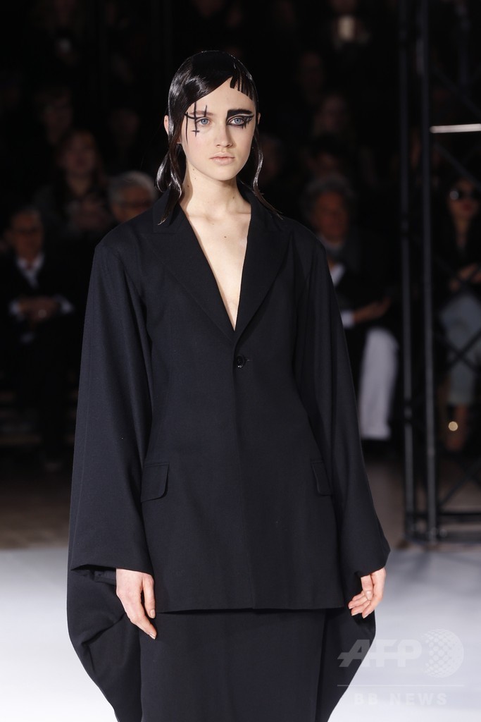 古代ギリシャに着想を得た一枚の布で見せる服、「ヨウジヤマモト」15/16秋冬