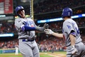 17MLBワールドシリーズ（7回戦制）第4戦、ヒューストン・アストロズ対ロサンゼルス・ドジャース。9回に3点本塁打を放ち喜ぶロサンゼルス・ドジャースのジョク・ペーダーソン（左、2017年10月28日撮影）。(c)AFP/Getty Images/Ezra Shaw