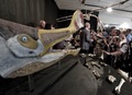 ブラジル・リオデジャネイロ（Rio de Janeiro）で、巨大翼竜「トロペオグナトゥス（Tropeognathus mesembrinus）」の骨格の化石と模型を披露する国立博物館（National Museum）の古生物学者アレクサンダー・ケルナー（Alexander Kellner）氏（中央、2013年3月20日撮影）。(c)AFP/VANDERLEI ALMEIDA