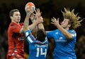 ラグビーシックスネーションズ（Six Nations Rugby 2014）第1週、ウェールズ対イタリア。イタリアのアンジェロ・エスポージト（Angelo Esposito、中央）、ジョシュア・フルノ（Joshua Furno、右）とボールを競るウェールズのジョージ・ノース（George North、2014年2月1日撮影）。(c)AFP/BEN STANSALL