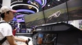 上海市で開かれた2024年世界AI大会にて、来場者がフライトシミュレーターを体験している様子（提供写真）。(c)CNS