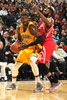14-15NBA、インディアナ・ペイサーズ対ヒューストン・ロケッツ。ボールをコントロールするインディアナ・ペイサーズのロイ・ヒバート（左、2015年3月23日撮影）。(c)AFP/Getty Images/NBAE/Ron Hoskins