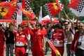 イタリアのイモーラ（Imola）で開催された故アイルトン・セナ（Ayrton Senna）氏の没後20年追悼式典に参列したフェラーリ（Ferrari）の熱狂的なファン（2014年5月1日撮影）。(c)AFP/MAURO MONTI