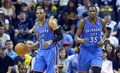 13-14NBAプレーオフ1回戦（7回戦制）、メンフィス・グリズリーズ（Memphis Grizzlies）対オクラホマシティ・サンダー（Oklahoma City Thunder）。試合に臨むオクラホマシティ・サンダーのラッセル・ウェストブルック（Russell Westbrook、左）とケビン・デュラント（Kevin Durant、2014年4月26日撮影）。(c)AFP/Getty Images/Andy Lyons