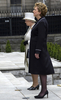 ダブリン（Dublin）のガーデン・オブ・リメンブランス（Garden of Remembrance）で献花するエリザベス女王（Queen Elizabeth II、左）とメアリー・マカリース（Mary McAleese）大統領（2011年5月17日撮影）。(c)AFP/Arthur Edwards