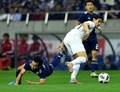 サッカー国際親善試合、日本対ウルグアイ。ウルグアイのエディンソン・カヴァーニ（右）と競り合う日本の柴崎岳（2018年10月16日撮影）。(c)AFP PHOTO / TOSHIFUMI KITAMURA